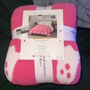 Cupcakes and Cashmere Viral Pink Ghost reversible Blanket Full/Queen👻 👻💕 2024